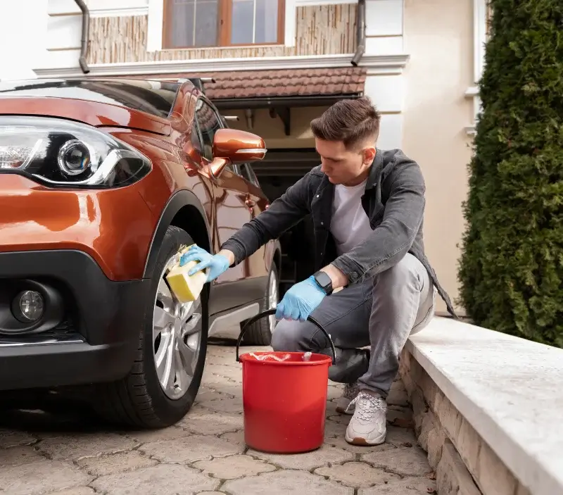 Lavage auto à domicile Athis-Val de Rouvre : professionnel intervenant sur un véhicule